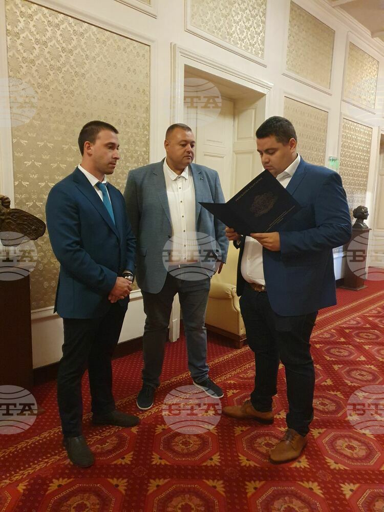 Областна администрация Плевен: Заместник областният управител Николай Абрашев връчи от името на областния управител Виолета Иеремиева на председателя на правната комисия към НС исканите промени в НК при ПТП