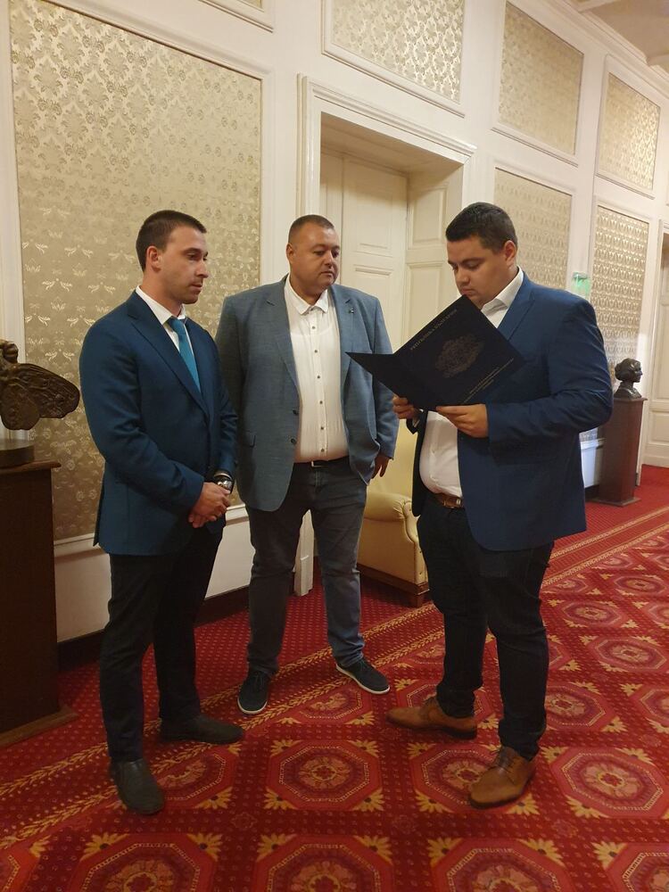 Областна администрация Плевен: Заместник областният управител Николай Абрашев връчи от името на областния управител Виолета Иеремиева на председателя на правната комисия към НС исканите промени в НК при ПТП 