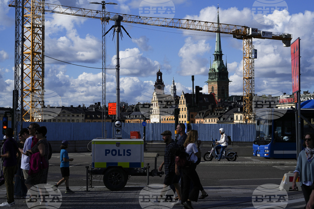 Въздушният трафик на летището в шведския град Гьотеборг снощи бе временно спрян за няколко часа, след като в района бе забелязан дрон