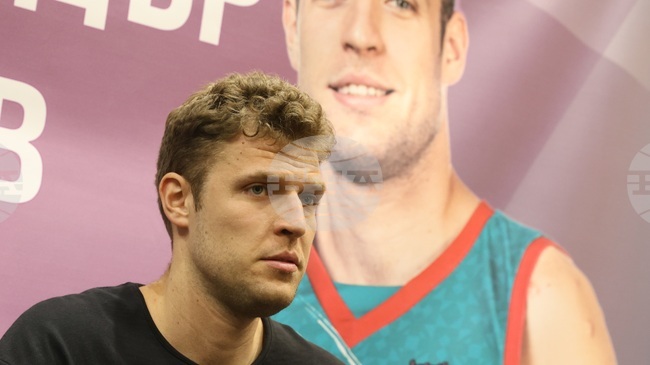 Олимпиакос продължава без грешка в първенството на Гърция, Александър Везенков не впечатли в мача с Кардица