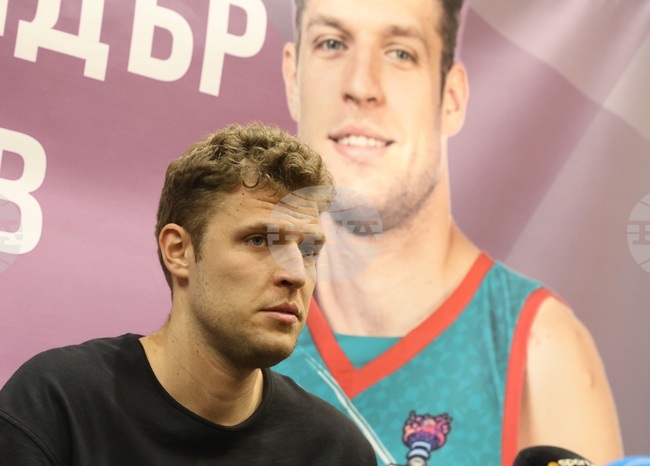 Олимпиакос продължава без грешка в първенството на Гърция, Александър Везенков не впечатли в мача с Кардица