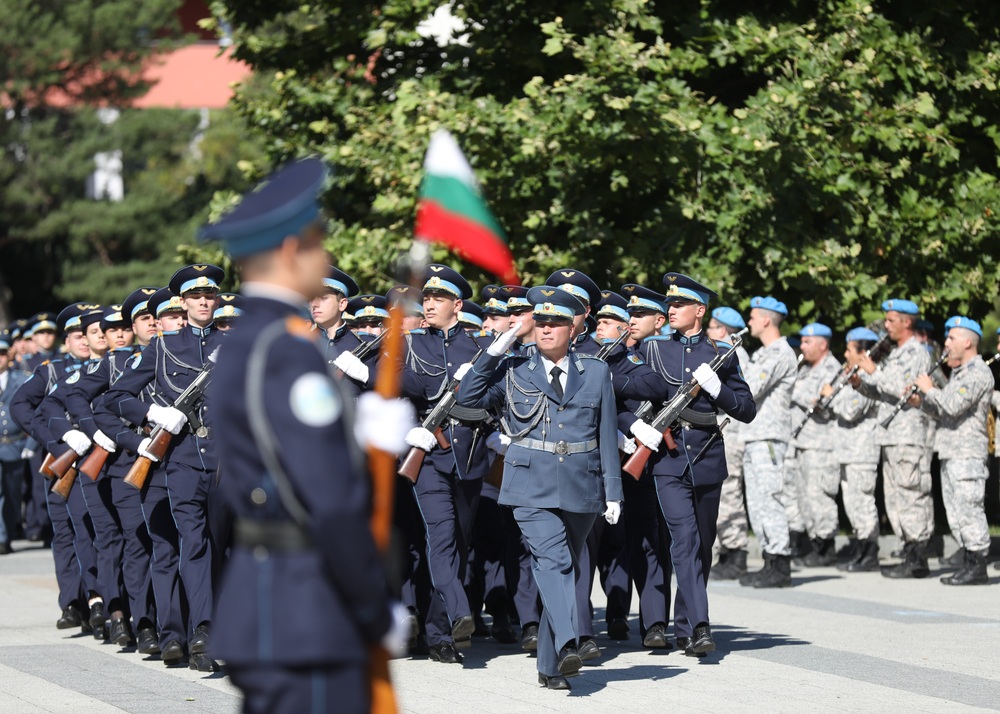 МО: Випускниците от Висшето военновъздушно училище „Георги Бенковски“ получиха дипломите и първото си офицерско звание