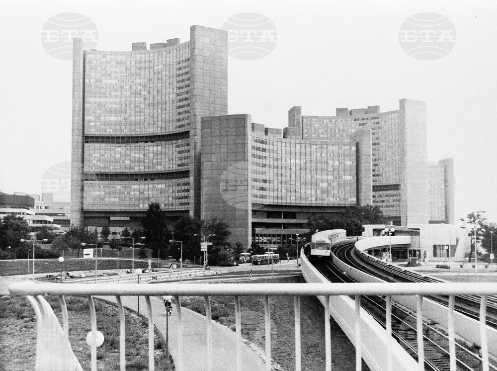 Международна агенция по атомна енергия на 29 юли 1957 г. обединява държавите за мирно използване на атома