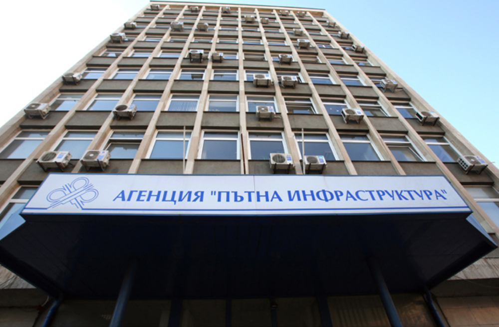 Паднала скална маса затруднява движението по пътя Габрово-Казанлък