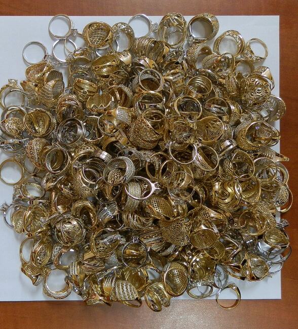 Контрабандни златни накити в шофьорската кабина на камион откриха митнически служители на МП Капитан Андреево