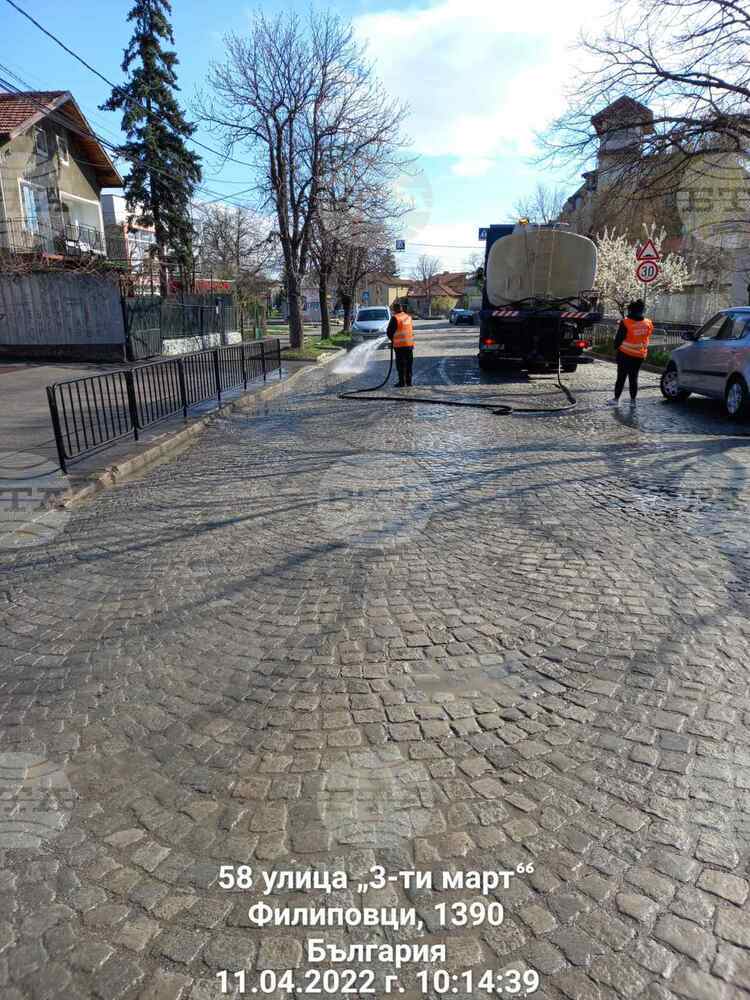 Продължава миенето на улици в София