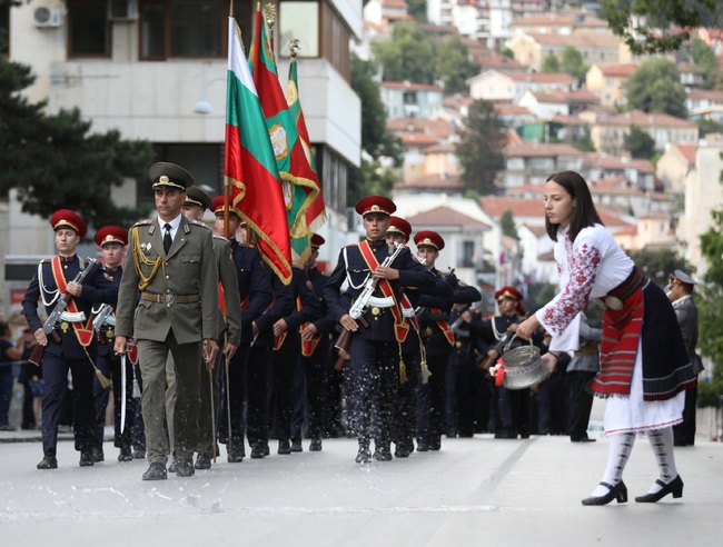 Министерство на отбраната: Випускниците на НВУ получиха дипломите си и първи офицерски пагони