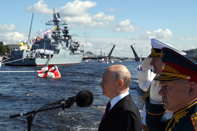 Путин прие военноморски парад в Санкт Петербург