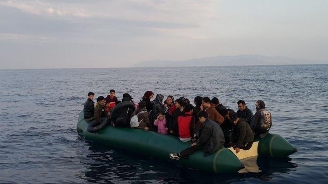 Турските сили за сигурност спасиха край Измир 24 нелегални мигранти, отблъснати от гръцките сили, съобщава Анадолската агенция