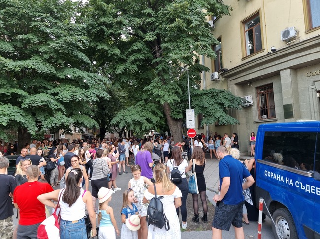 Стотици се събраха на мирен протест в Ямбол в подкрепа на станалото жертва на агресия 18-годишно момиче от Стара Загора