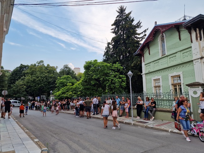 Свищов се включи в протестите в подкрепа на 18-годишното момиче от Стара Загора, станало жертва на насилие