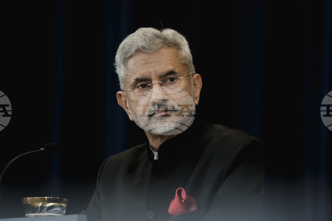 ПТИ: Индийският външен министър разговаря по телефона с австралийската си колежка след масовата стрелба на плажа Бондай