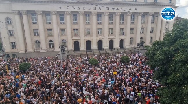 Граждани се събраха на протест в София срещу насилието и в подкрепа на нападнатото момиче от Стара Загора