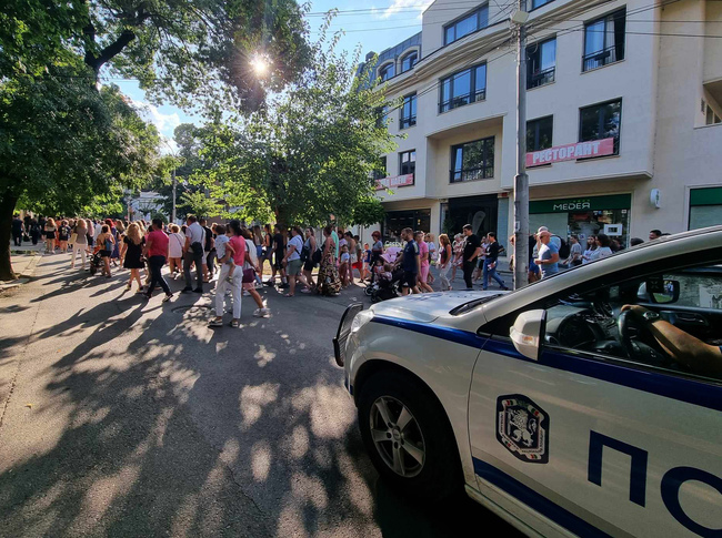 Над 300 жители на Кюстендил се включиха в протест срещу насилието и в подкрепа на 18-годишното момиче, което пострада в Стара Загора