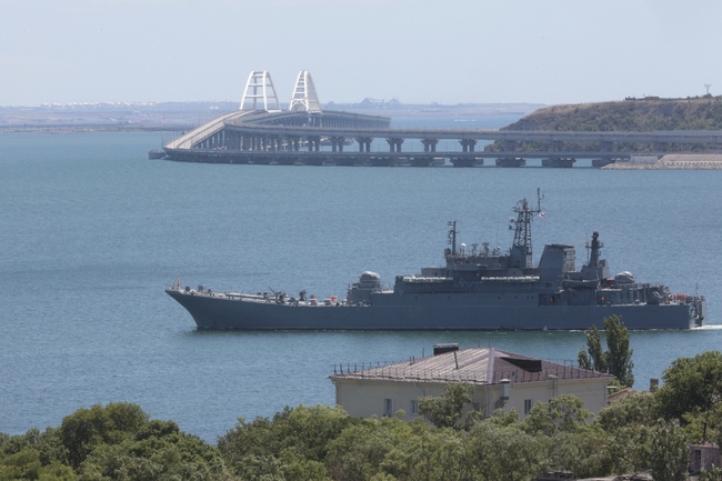 Руските сили са разположили 17 кораба на бойно дежурство в Черно море, заяви говорител на украинското Оперативно командване "Юг"