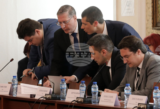 Парламент - Комисия по конституционни и правни въпроси