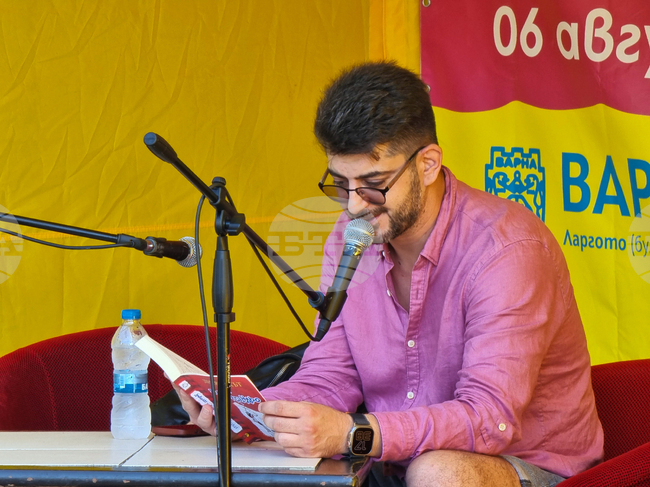 Варна - Алея на книгата - четене