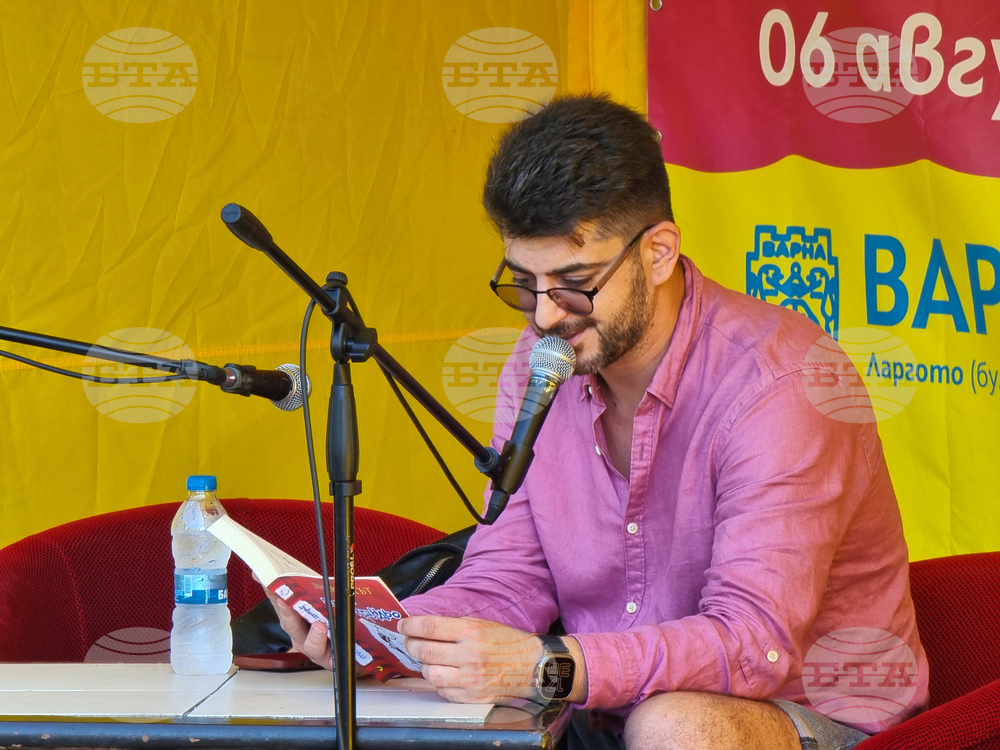 Варна - Алея на книгата - четене - Александър Кадиев