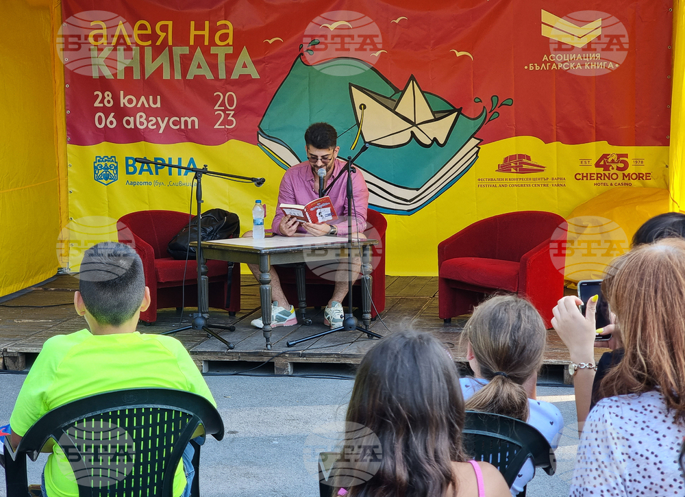 Варна - Алея на книгата - четене - Александър Кадиев