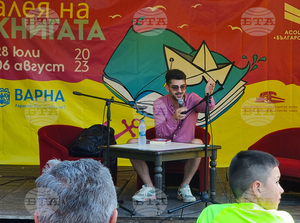 Варна - Алея на книгата - четене - Александър Кадиев