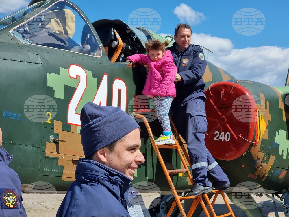 В Международния ден на авиацията и космонавтиката авиобаза „Безмер“ посрещна деца и ученици
