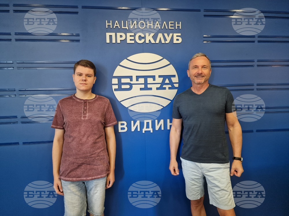 Ученикът Радослав Попов беше награден от Едуард Тодоров, който подкрепя млади таланти във Видин