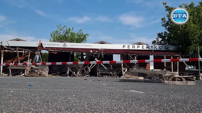 С разбити търговски павилиони осъмна археологическият комплекс „Перперикон“