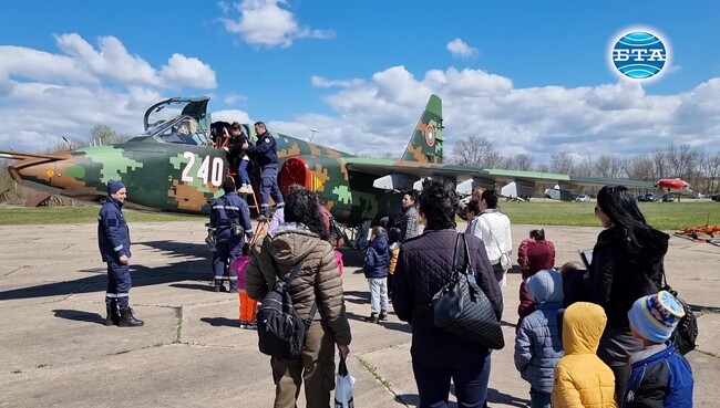 В Международния ден на авиацията и космонавтиката авиобаза „Безмер“ посрещна деца и ученици