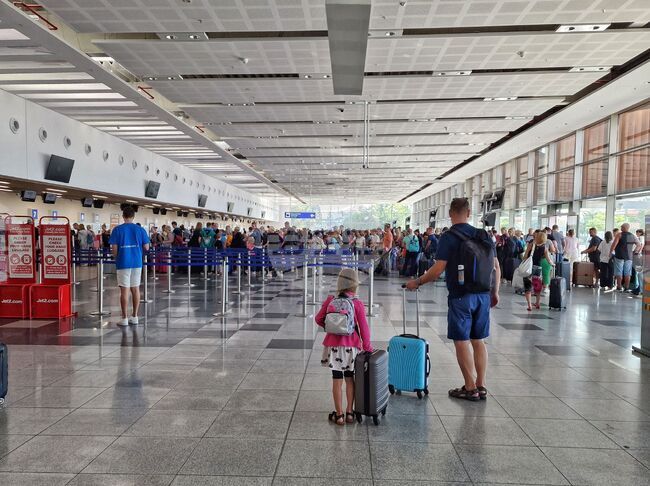 Bulgarian Residents' Trips Abroad Up 12% in December 2024, Foreigners' Trips to Bulgaria Up 6.1%