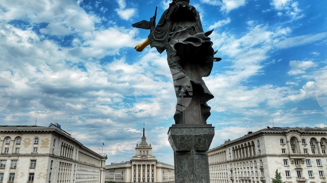 Светлините на елхата в София ще запалим утре, защото светлината е знак на солидарност, а днес солидарността е на площада, заяви кметът Терзиев