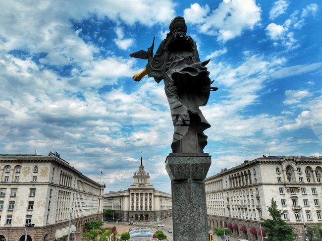 Светлините на елхата в София ще запалим утре, защото светлината е знак на солидарност, а днес солидарността е на площада, заяви кметът Терзиев