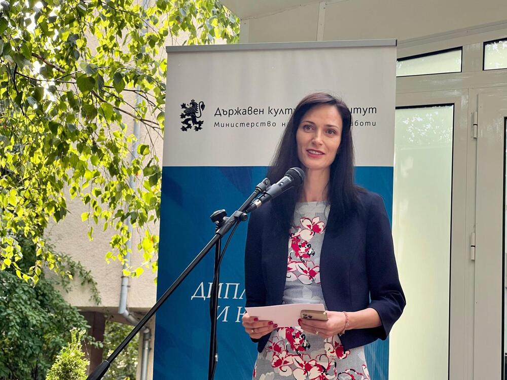 Министерство на външните работи: Мария Габриел откри изложбата „HERE AND THERE: МЕЖДУ ДВА БРЯГА“