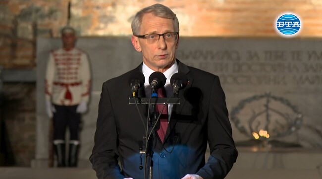 Втори август е символ - преди 120 г. българите в Македония и Одринска Тракия доказват, че идеята за демократична република не е увиснала на бесилото заедно с Васил Левски, каза премиерът