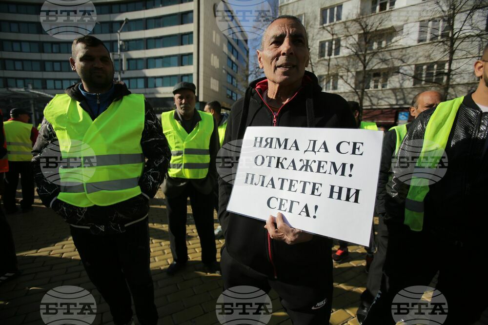 Работещите в пътностроителния сектор се събраха на протест пред парламента