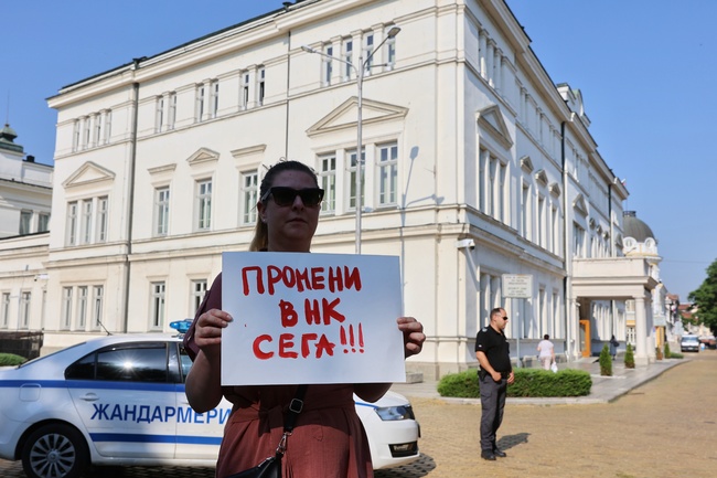 Граждански протест под наслов „Нито една повече: промени в закона сега!“ се провежда пред Народното събрание