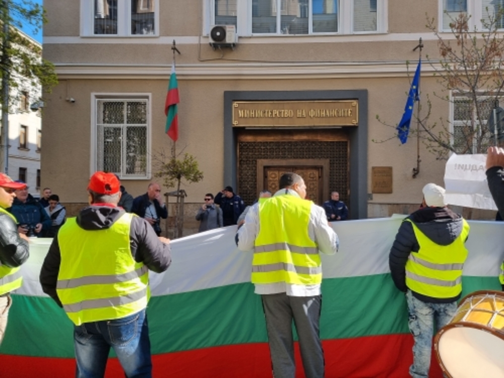 Протестиращите от пътностроителния сектор се насочиха към Министерството на финансите и Министерския съвет