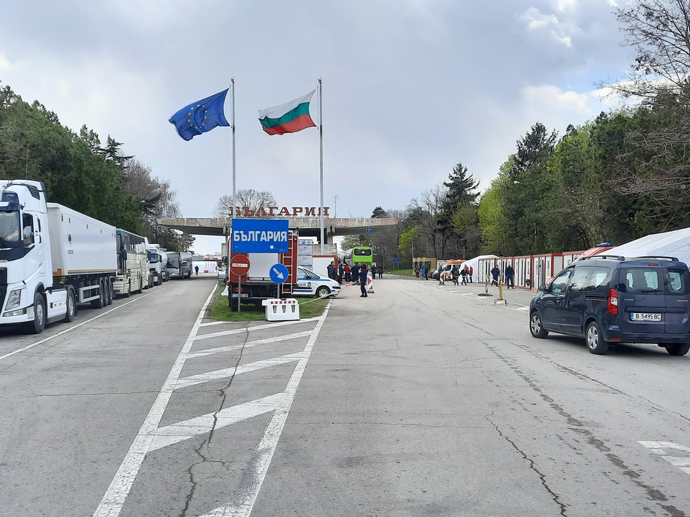 Интензивен е трафикът на изход за товарни автомобили на граничните пунктове "Капитан Андреево'' и "Лесово"