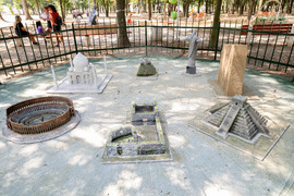 Раковски - макети в парка “Приказната гора”