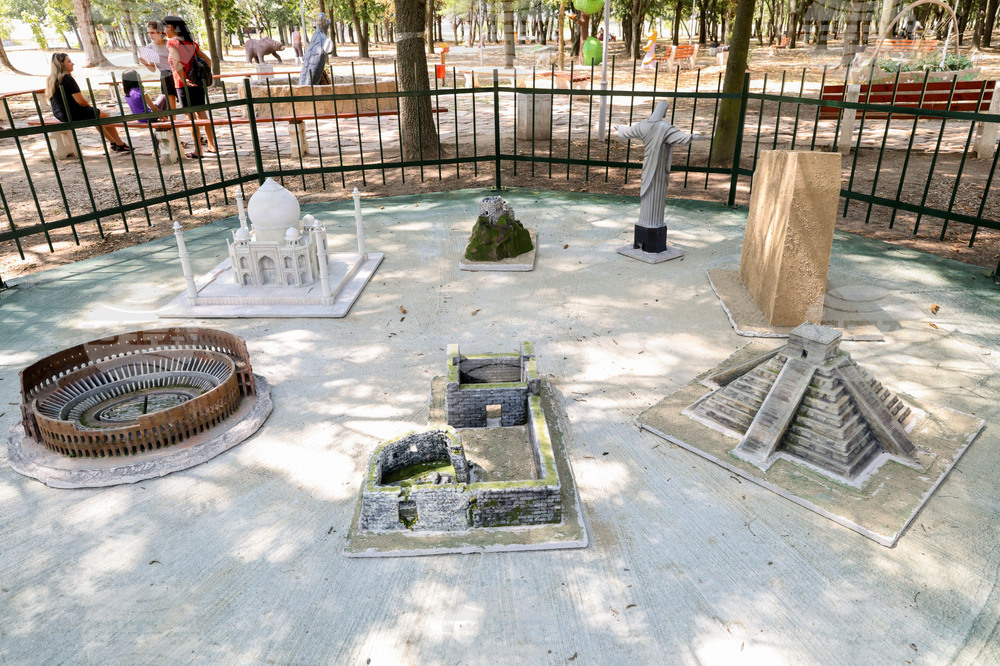 Раковски - макети в парка “Приказната гора”