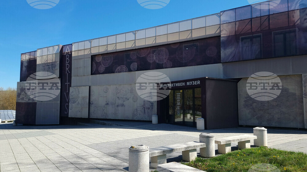 Подновяват се амортизираните винилови рекламни пана на Интерактивния музей в Разград