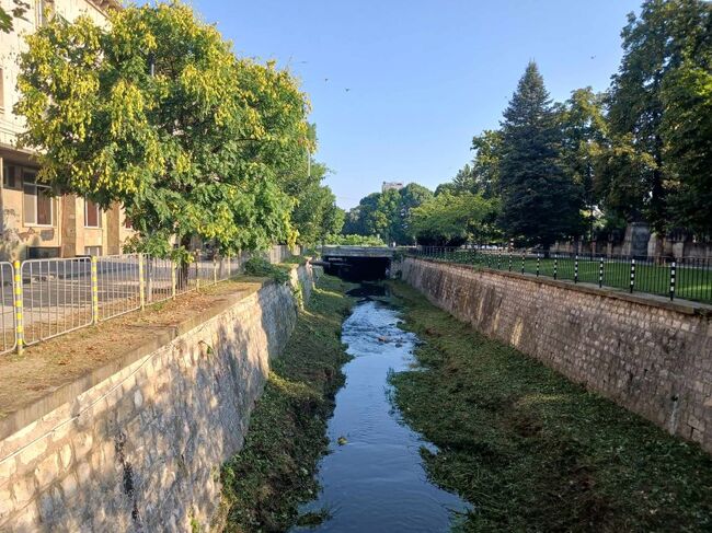 Община Плевен: Поредното за годината почистване на речните корита в Плевен напредва