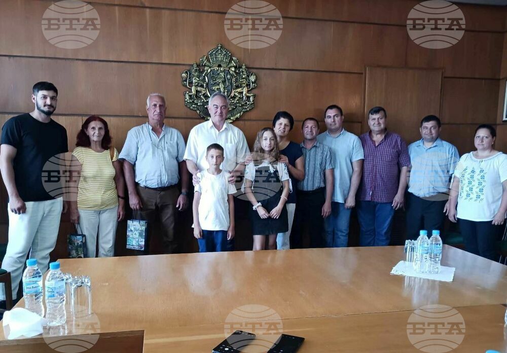Община Плевен: Етнически българи от румънското село Извоареле с корени от Плевенския край се срещнаха с кмета Георг Спартански