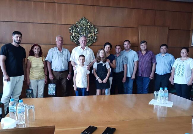 Община Плевен: Етнически българи от румънското село Извоареле с корени от Плевенския край се срещнаха с кмета Георг Спартански
