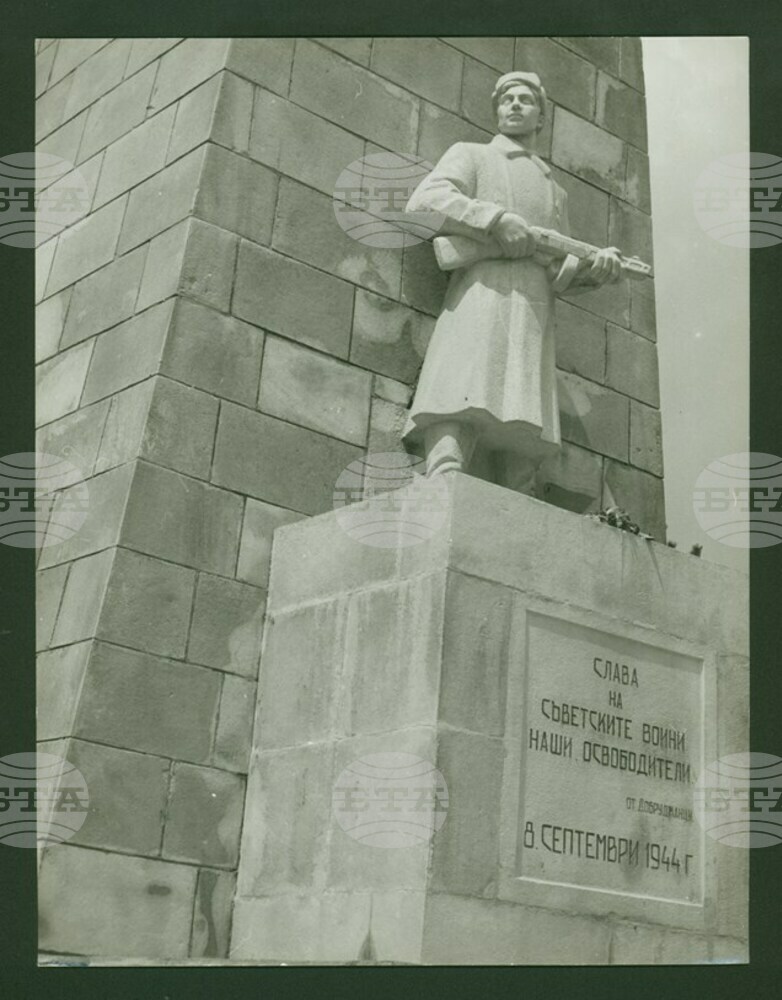 Паметникът на Съветската армия в Добрич, който беше залят с червена боя, е гробница на 45 бойци, разказват от музея историята на монумента
