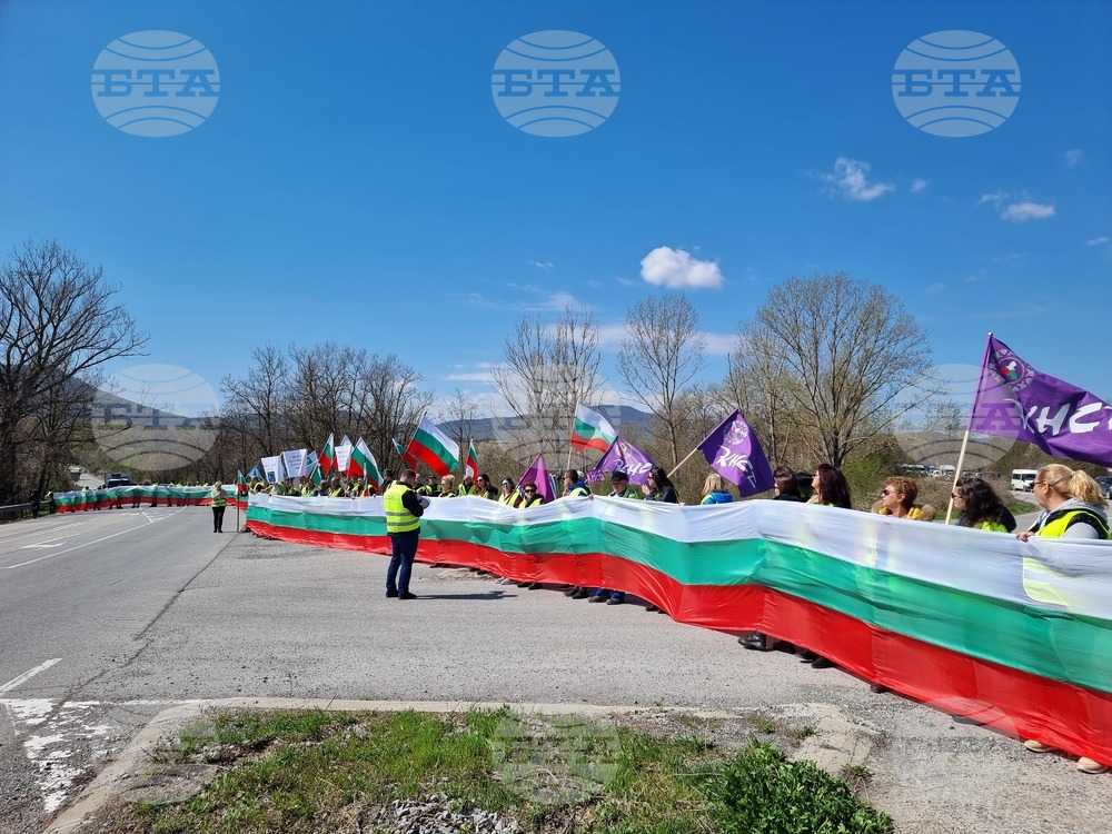 Еднокилометрови колони от автомобили се образуваха след протеста на работниците на "Автомагистрали - Черно море" в Ришкия проход