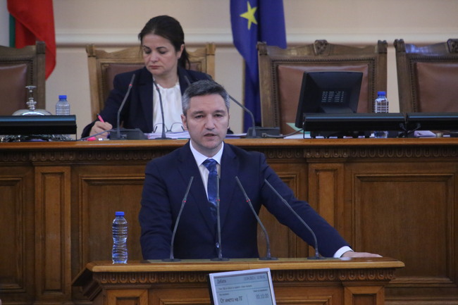 В условия на война политически формации създават напрежение, разпространяват лъжи, дълбаят разделителни линии