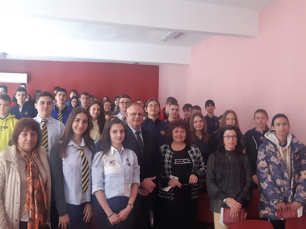 Прокурори и съдебни служители изнесоха открит урок пред ученици от ЕГ „Иван Вазов“, гр. Пловдив, по повод Деня на Конституцията и юриста 