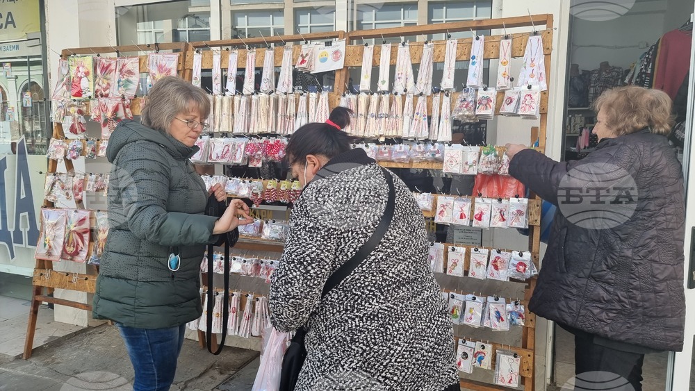 Семейство от Разград вече над 20 години радва хората с ръчно изработени мартеници