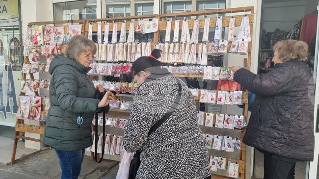 Семейство от Разград вече над 20 години радва хората с ръчно изработени мартеници