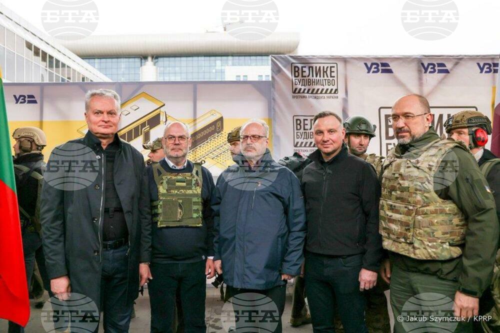 Президентите на Полша, Литва, Латвия и Естония посетиха град Бородянка в Украйна